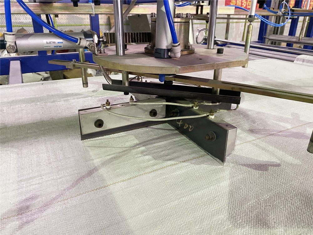 Kína Kína Heildsölu FIBC Auto Marking Cutting and Folding Machine - Jumbo Bag FIBC Fabric Cutting Machine CSJ -2200 - VYT Factory and Framleiðendur | VYT smáatriði myndir